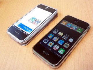 iphone-real-and-papercraft.jpg